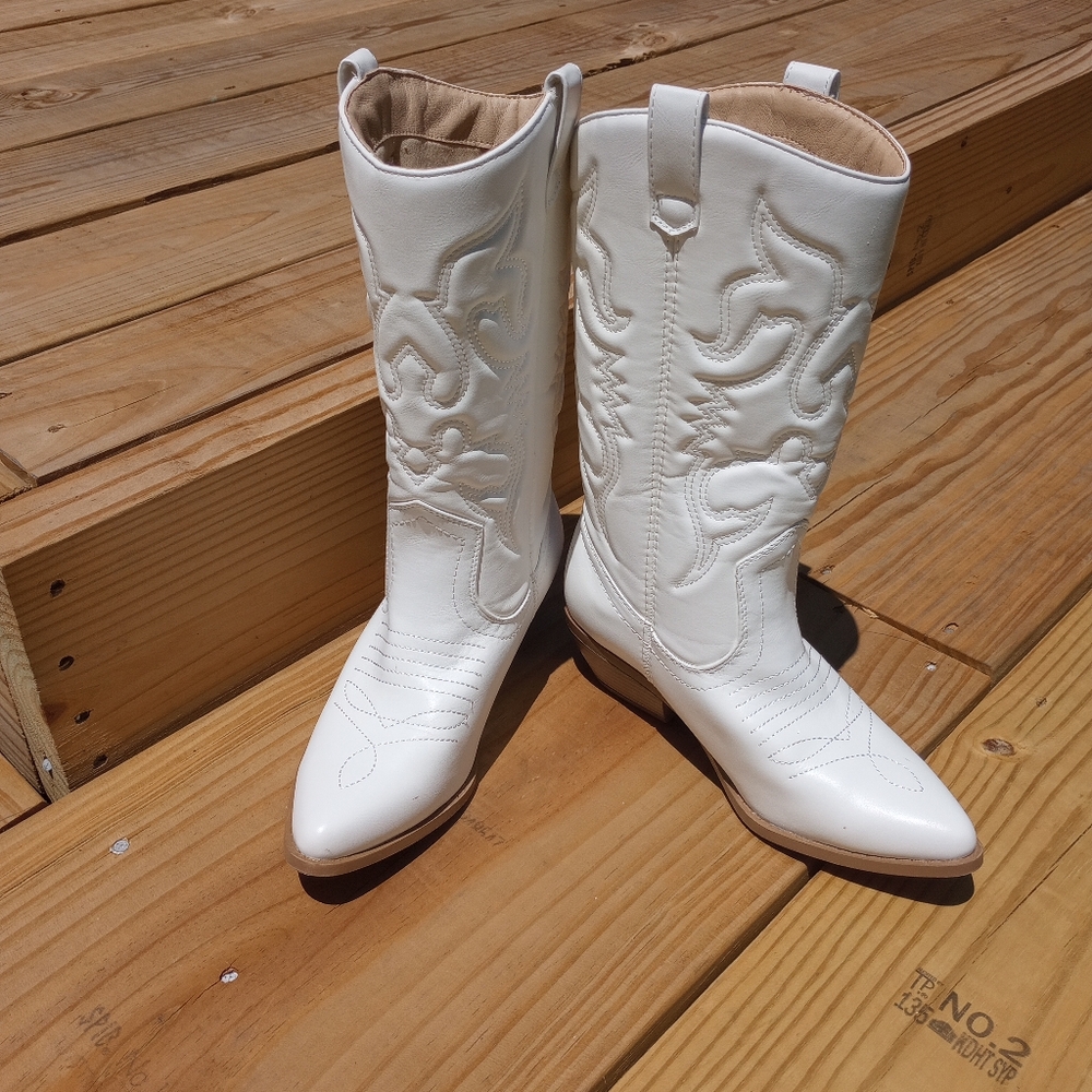 Soda Heeled Boots in White with Modern Design